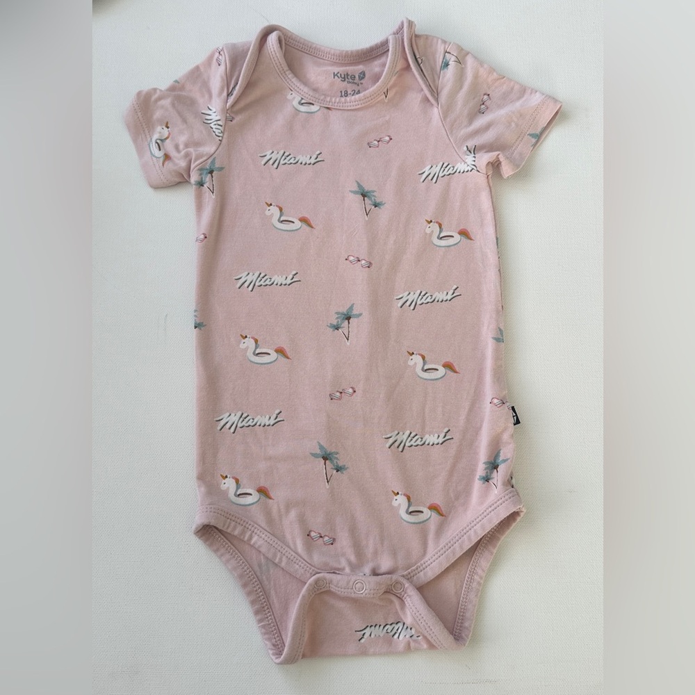 Zara girl’s bodysuit Swan Print.  Size 18-24M.
